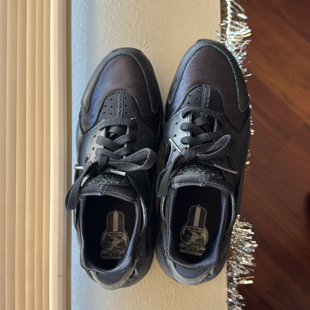 Nike Air Huarache (Black) | Size: 8.5